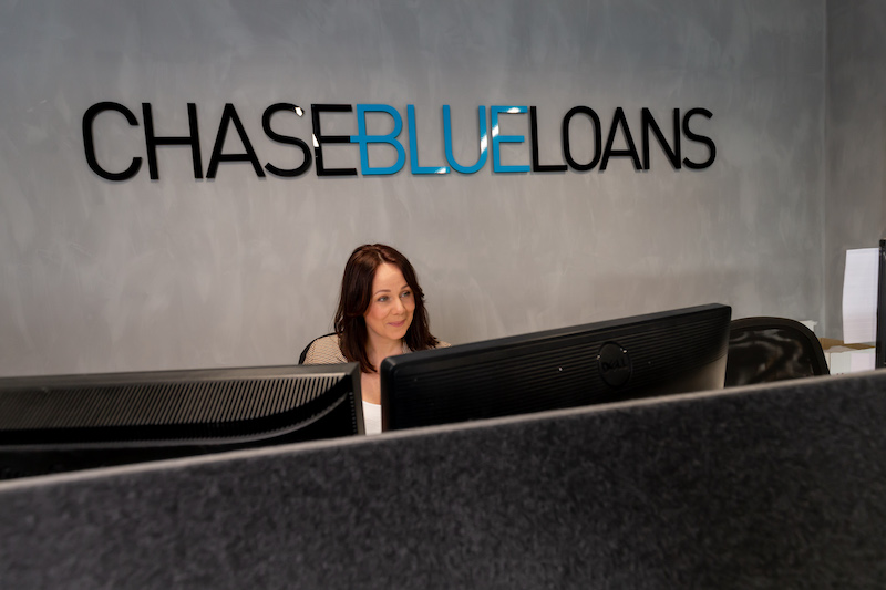 Chase blue loans team member taking a customers call